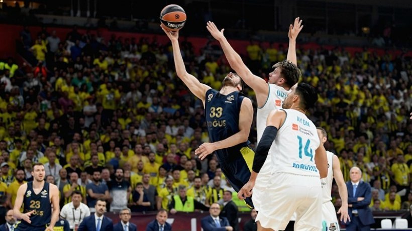 Doncic defiende a Kalinic. Foto: euroleague.net