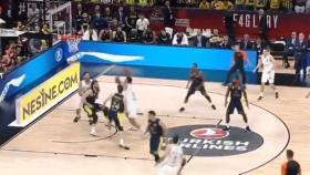 Ayón anota en la zona ante Vesely