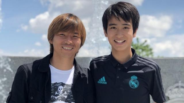 Inui con un canterano del Real Madrid. Foto: Twitter (@ takashi73784537).