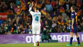 Sergio Ramos aplaude a los madridistas en el Camp Nou Foto: Manu Laya/El Bernabéu