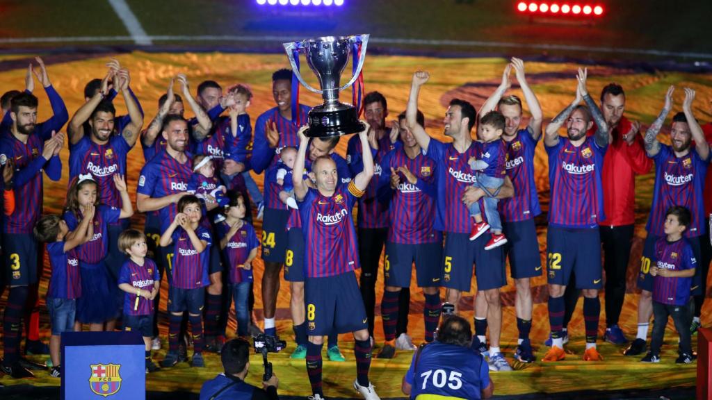 Andrés Iniesta levanta la copa en su despedida.