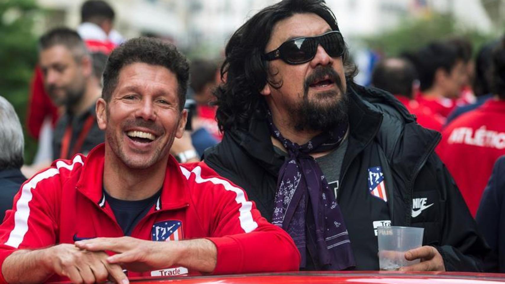 Simeone y el Mono Burgos celebran la Europa League en Madrid.