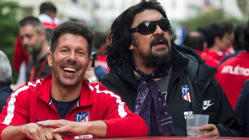 Simeone y el Mono Burgos celebran la Europa League en Madrid.