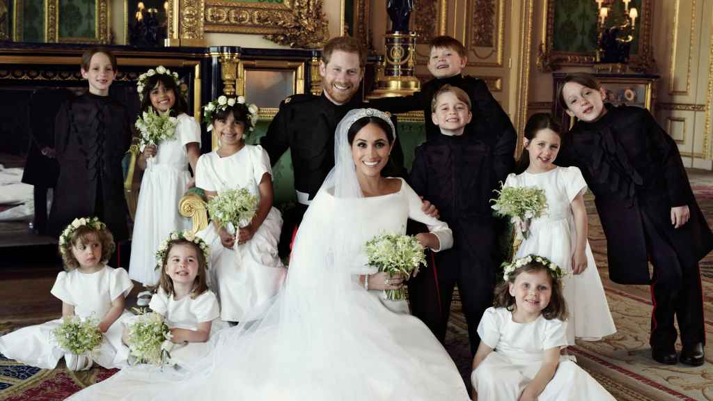 El flamante matrimonio junto a sus pajes.