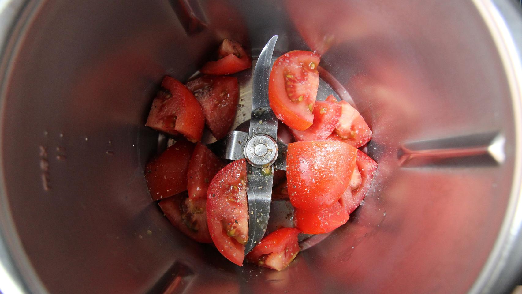 GAZPACHO DE FRESAS CON GRANIZADO DE TOMATE Y VIRUTAS DE QUESO DE CABRA CON TMX 04