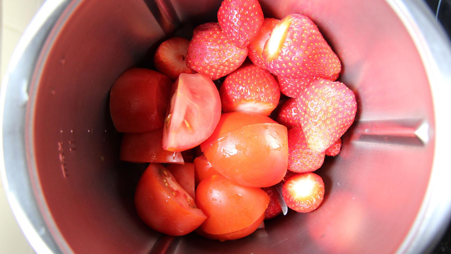 GAZPACHO DE FRESAS CON GRANIZADO DE TOMATE Y VIRUTAS DE QUESO DE CABRA CON TMX 08