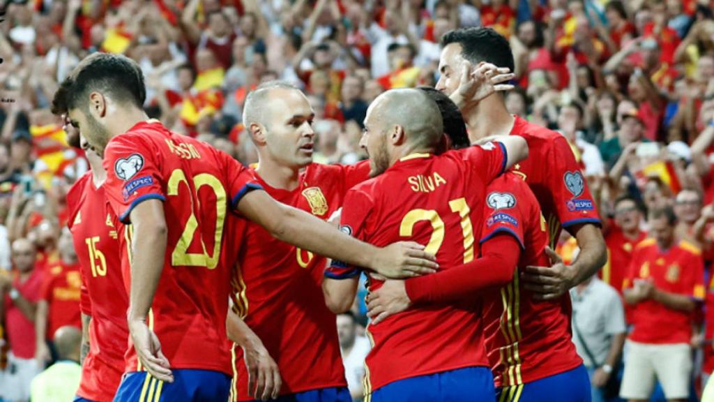 Los jugadores de la selección española celebran un gol.