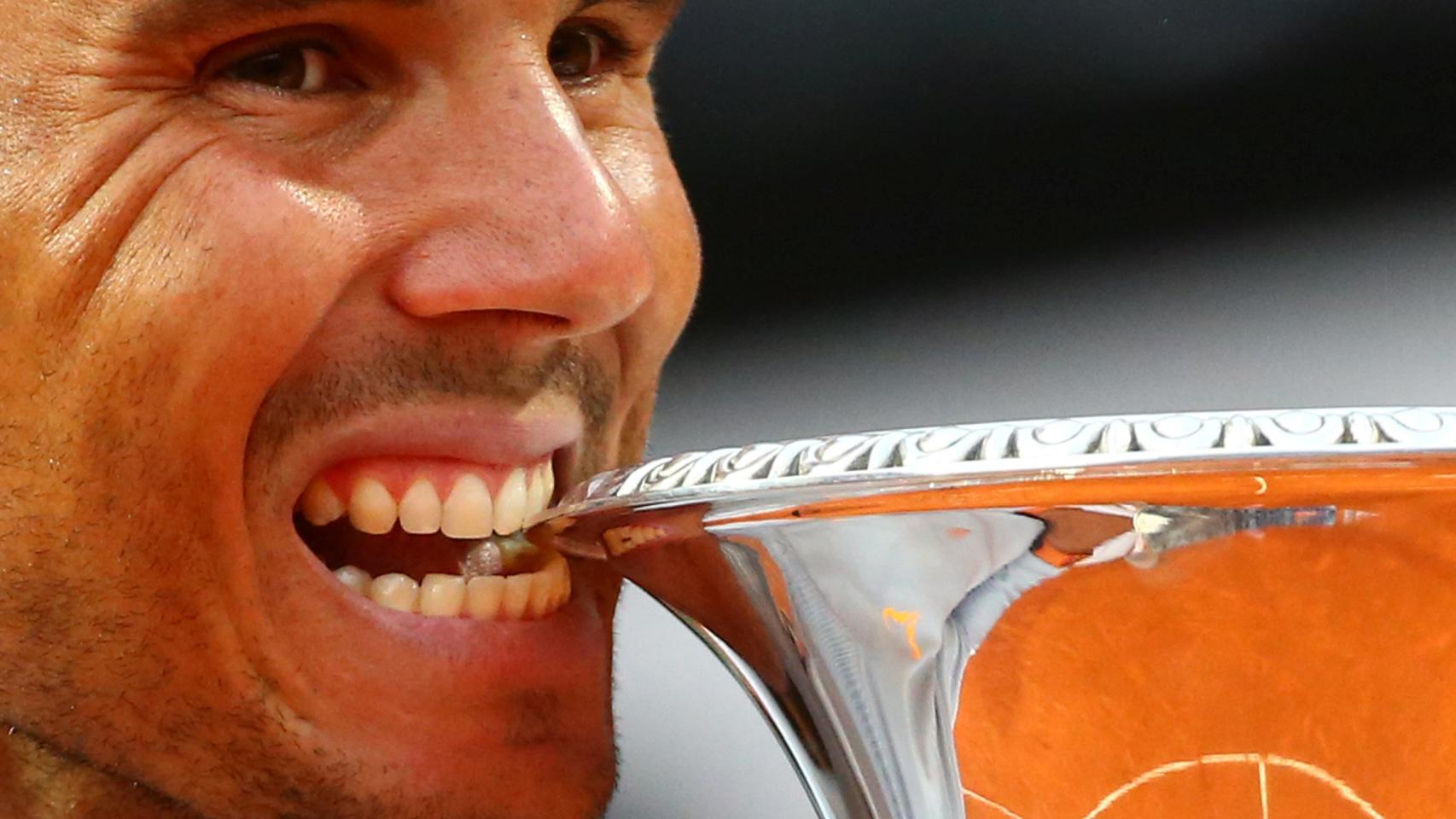 Nadal, mordiendo el título de campeón de Roma.