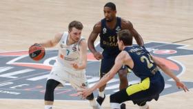 Luka Doncic defendido por dos rivales