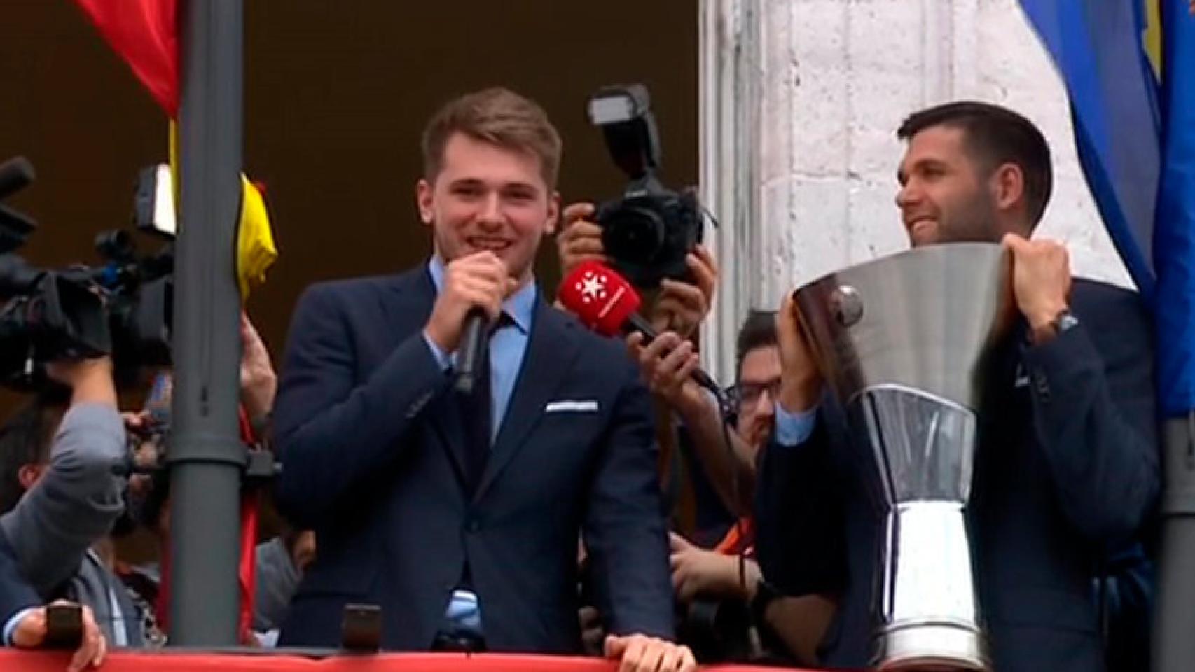 Luka Doncic, en el balcón de la Comunidad de Madrid