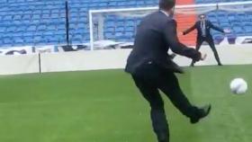 Felipe Reyes jugando al fútbol en el Santiago Bernabéu