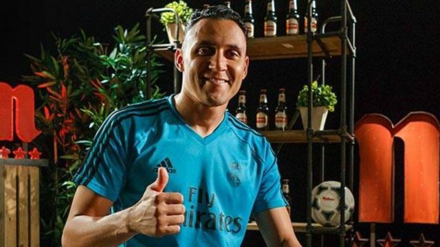 Keylor Navas posa con el Real Madrid