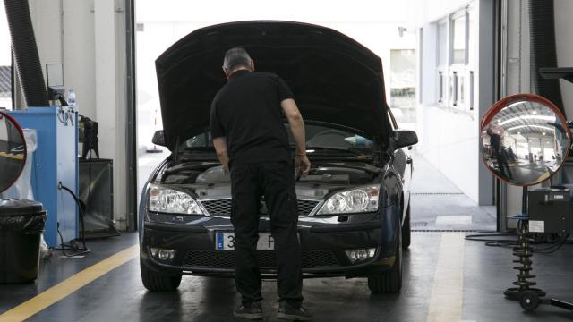 Inspección técnica de un coche ya con la nueva normativa implementada.