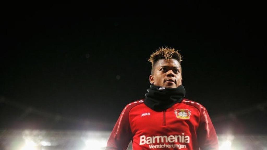 Leon Bailey calienta antes del partido.