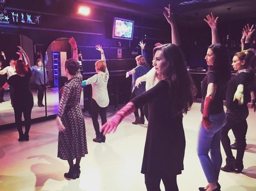 Susana Guerrero con sus alumnas, en clase.