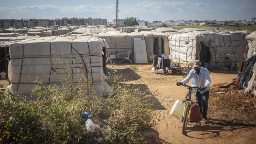 Uno de los principales problemas a los que se enfrentan los inmigrantes es el acceso al alquiler de viviendas cuando llega la temporada de recogida de la fresa.