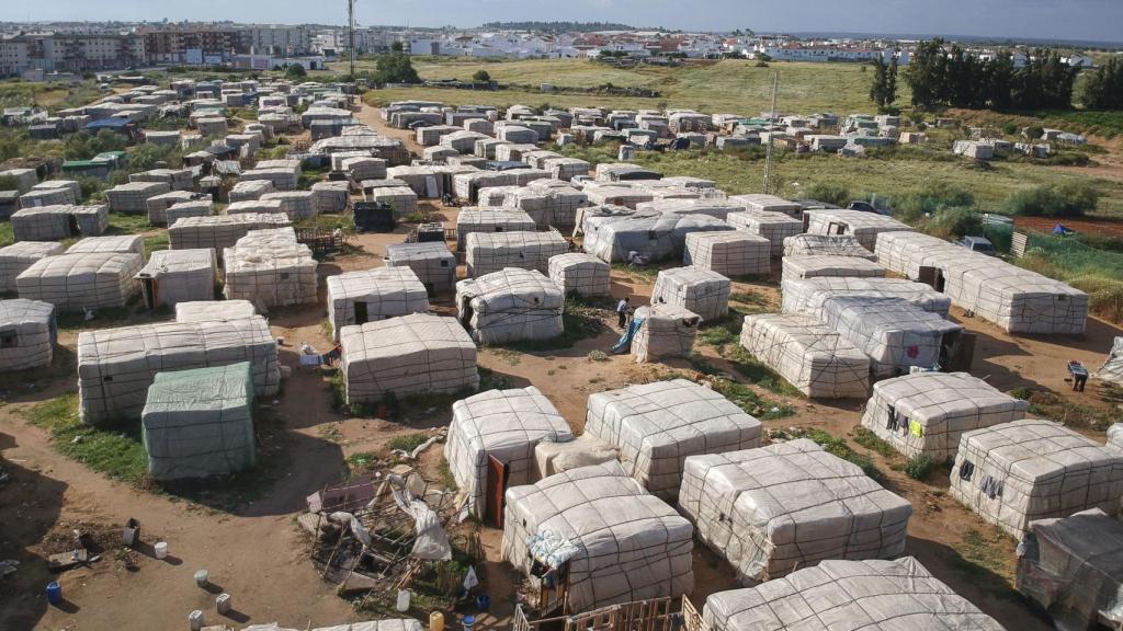 El asentamiento se encuentra dentro del casco urbano de Lepe (Huelva).