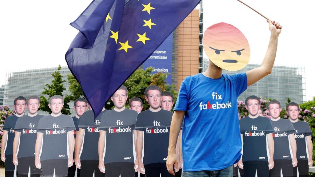 Manifestantes en Bruselas protestan contra Zuckerberg.