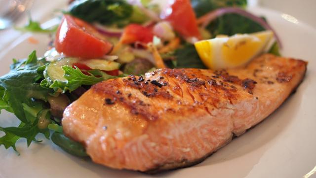 Un plato de salmón rico, rico y con fundamento.