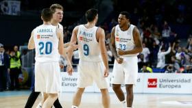 Thompkins celebra una canasta junto a Carroll, Reyes y Doncic. Foto: acb.com