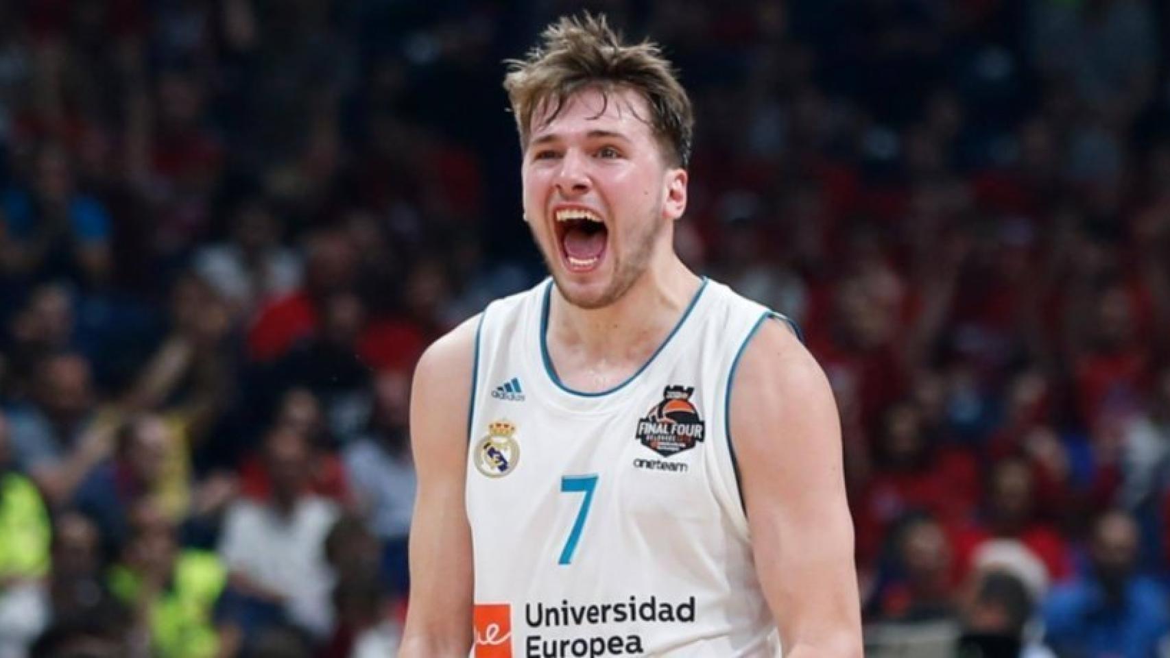 Luka Doncic celebrando una canasta