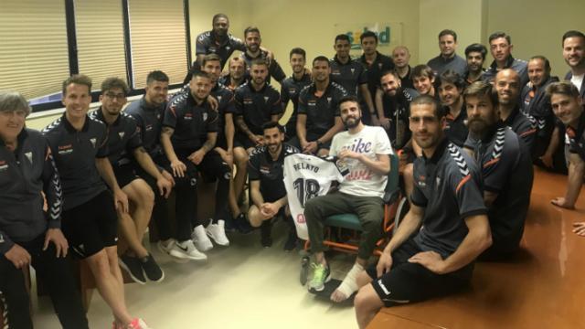 La plantilla del Albacete visitó al asturiano antes del partido contra el Zaragoza