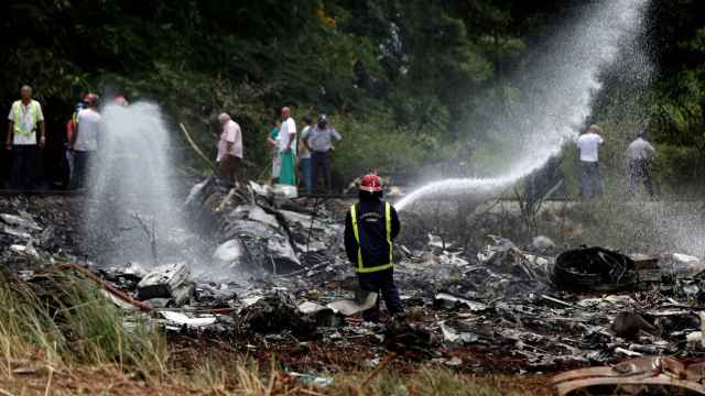 Los bomberos trabajando el pasado viernes en la zona en la que se accidentó el avión.