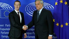 Zuckerberg saluda al presidente de la Eurocámara, Antonio Tajani