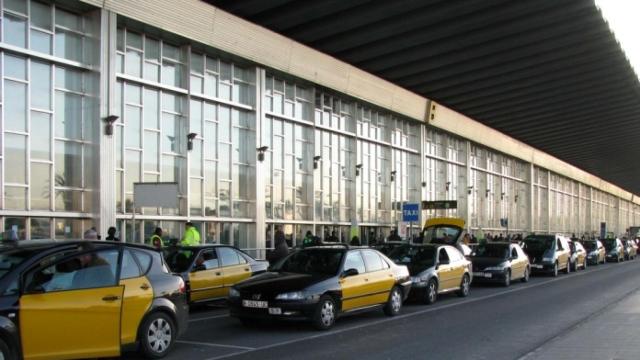 Parada de taxis en El Prat, en Barcelona.