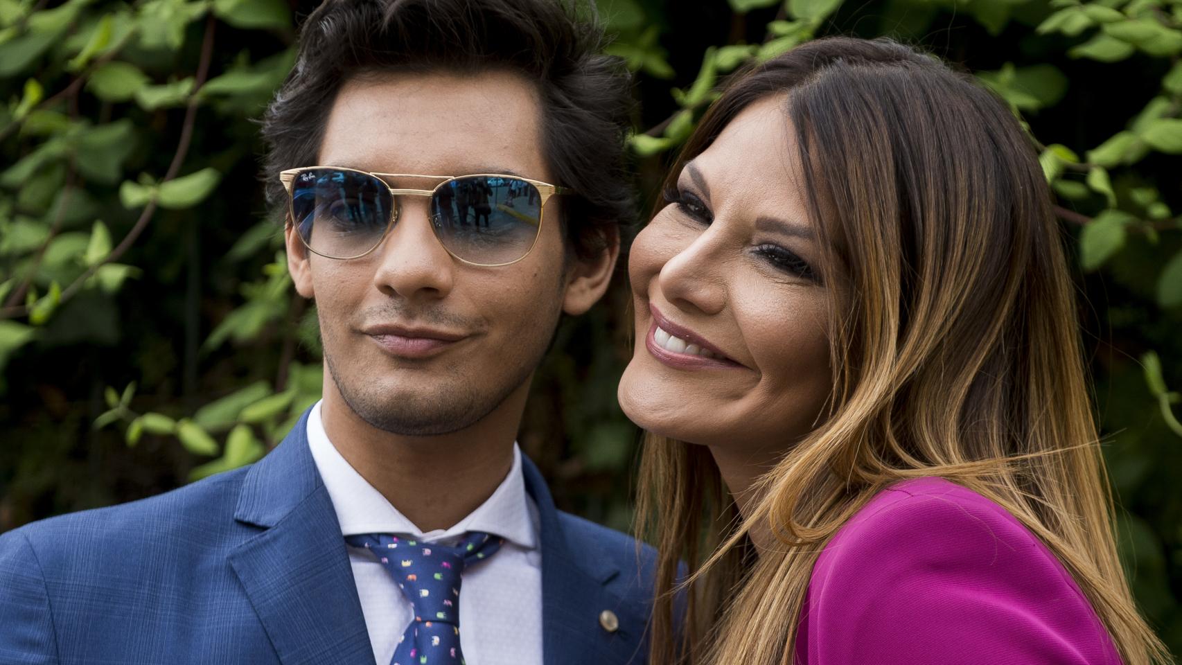 Ivonne Reyes junto a su hijo Alejandro en la graduación.