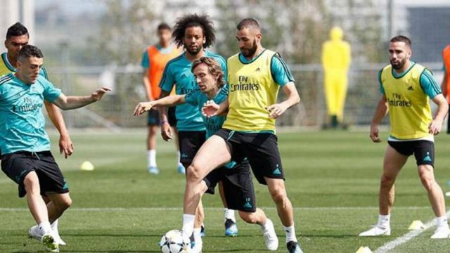 Benzema entrena con el Real Madrid