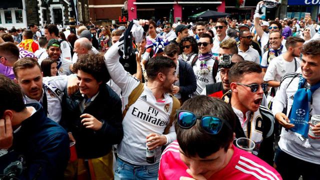 Aficionados madridistas siguiendo al equipo por Europa