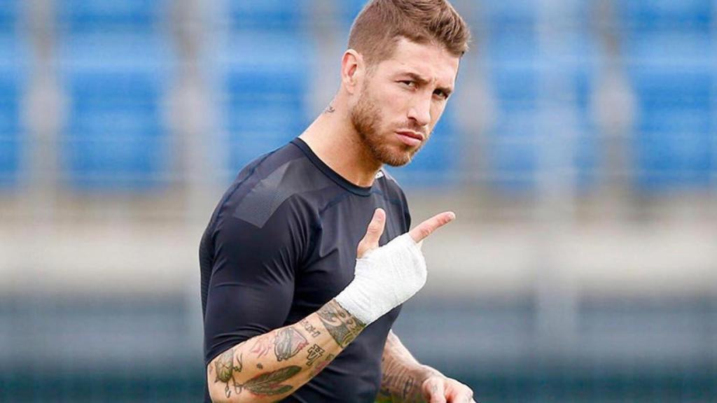 Sergio Ramos protege su mano tras tatuársela