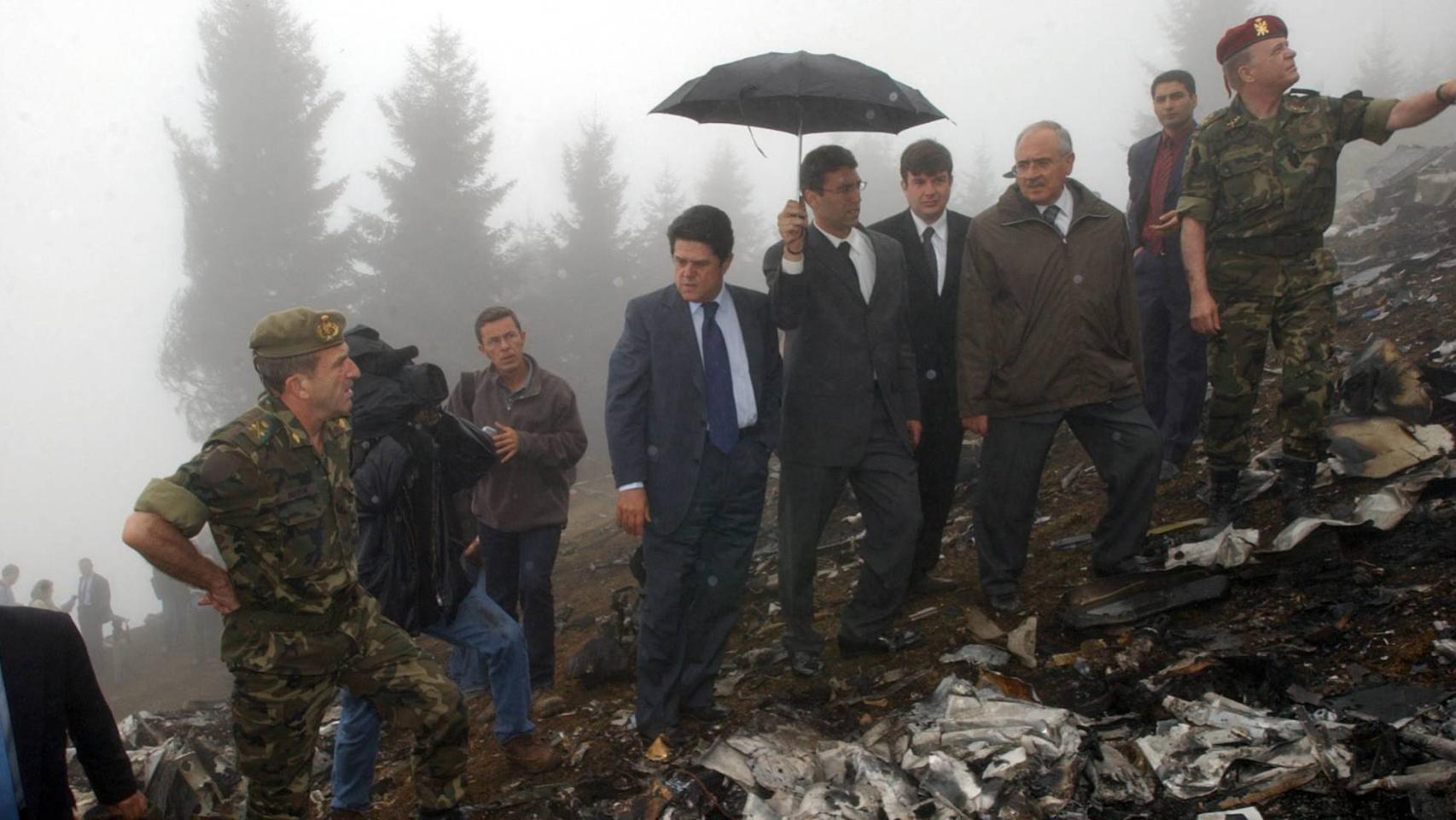 Federico Trillo, entonces ministro de Defensa, visita el lugar del accidente del Yak-42.
