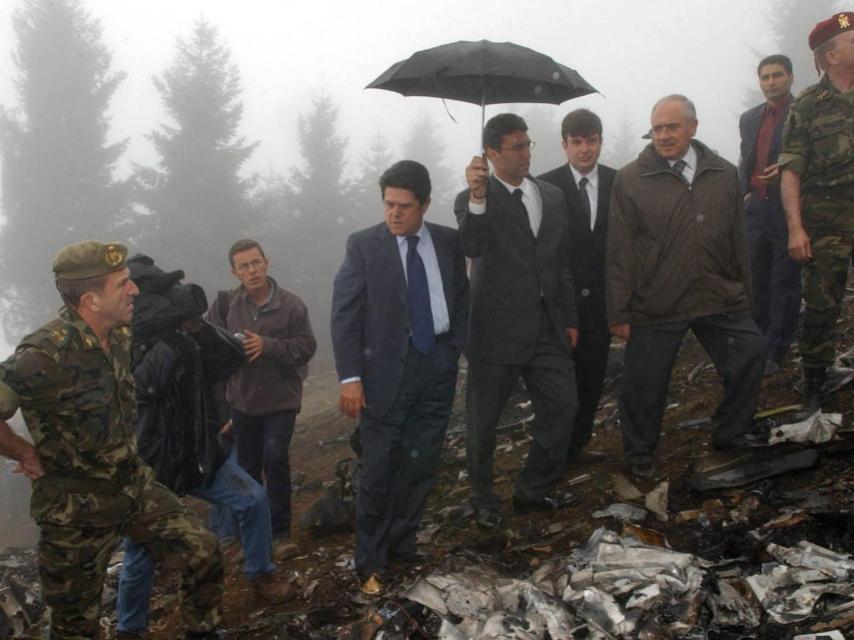 Federico Trillo, entonces ministro de Defensa, visita el lugar del accidente del Yak-42.