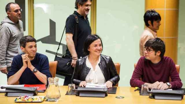 Los representantes de EH Bildu en la ponencia de Autogobierno del Parlamento Vasco pasan por detrás de los de Podemos.