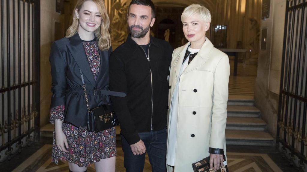 El diseñador junto a Emma Stone y Michelle Williams.