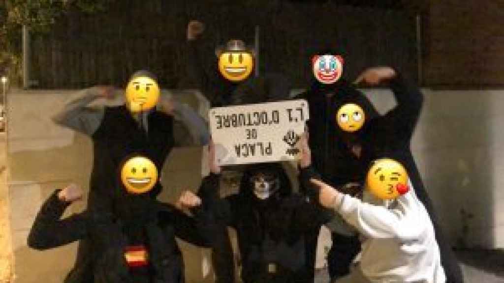 Varios miembros de Tabarnia Lliure muestran la placa secuestrada