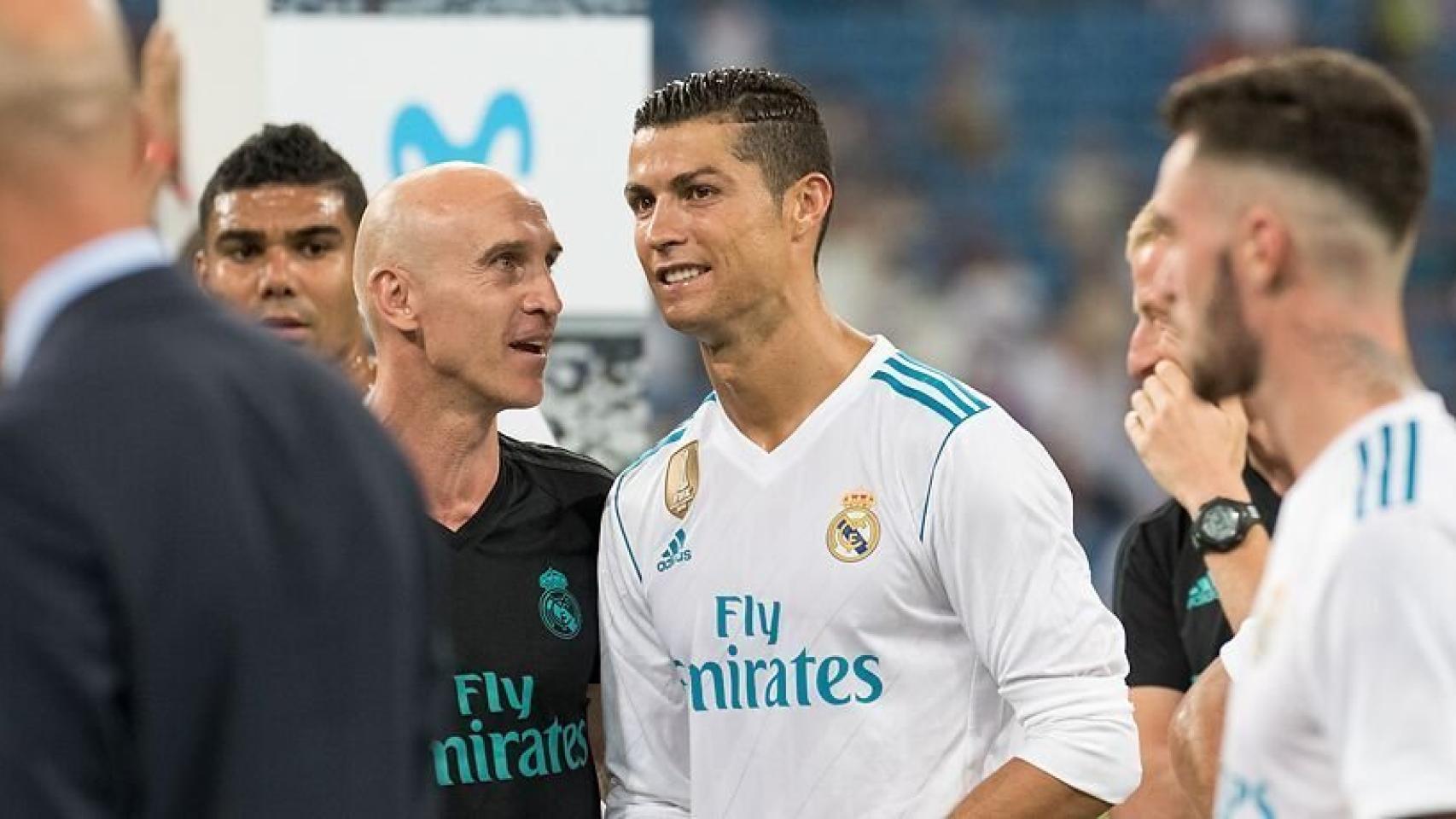 Cristiano Ronaldo y Bettoni conversan. Foto: Pedro Rodríguez / El Bernabéu