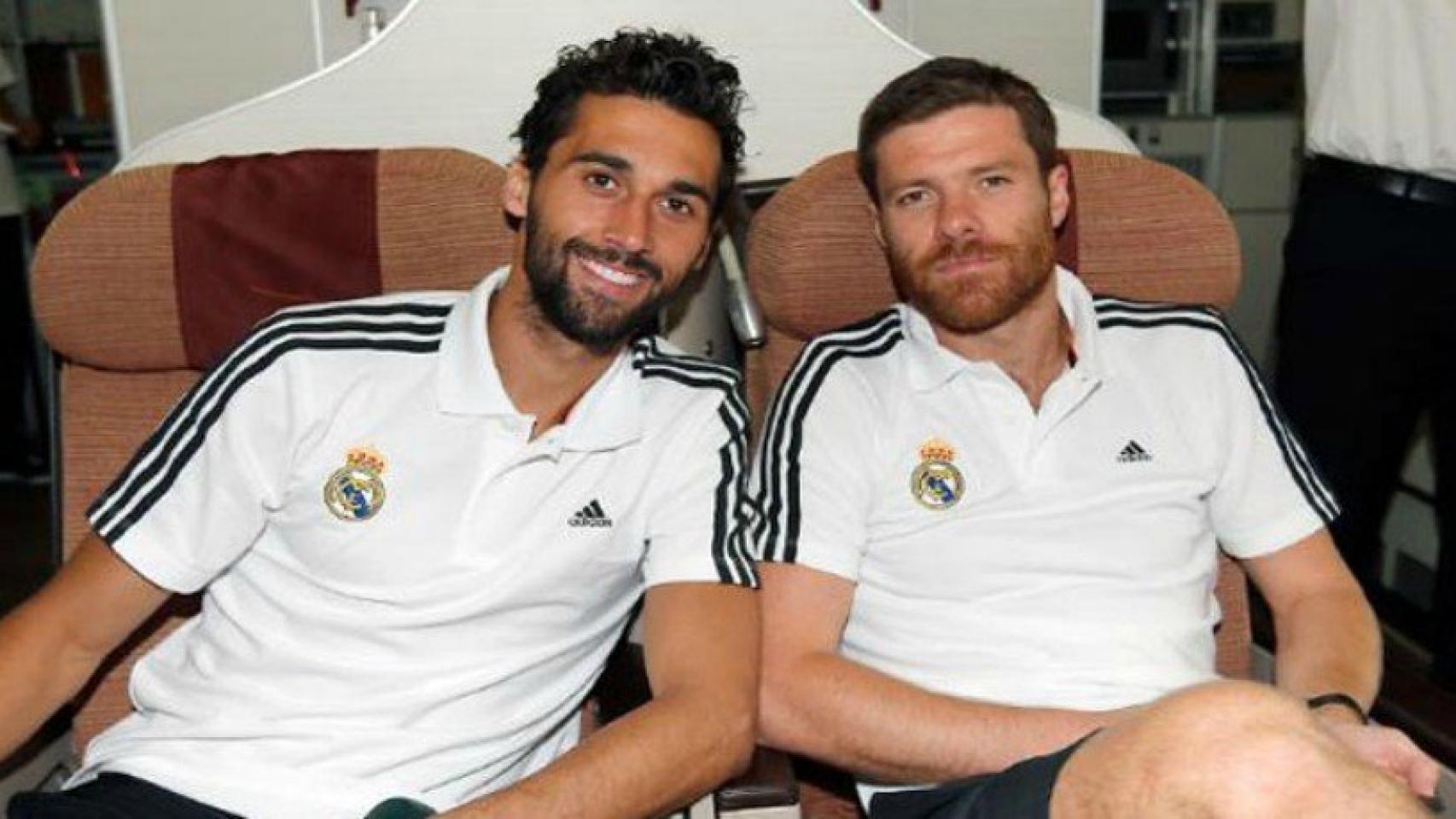 Xabi Alonso y Arbeloa en un vuelo con el equipo.