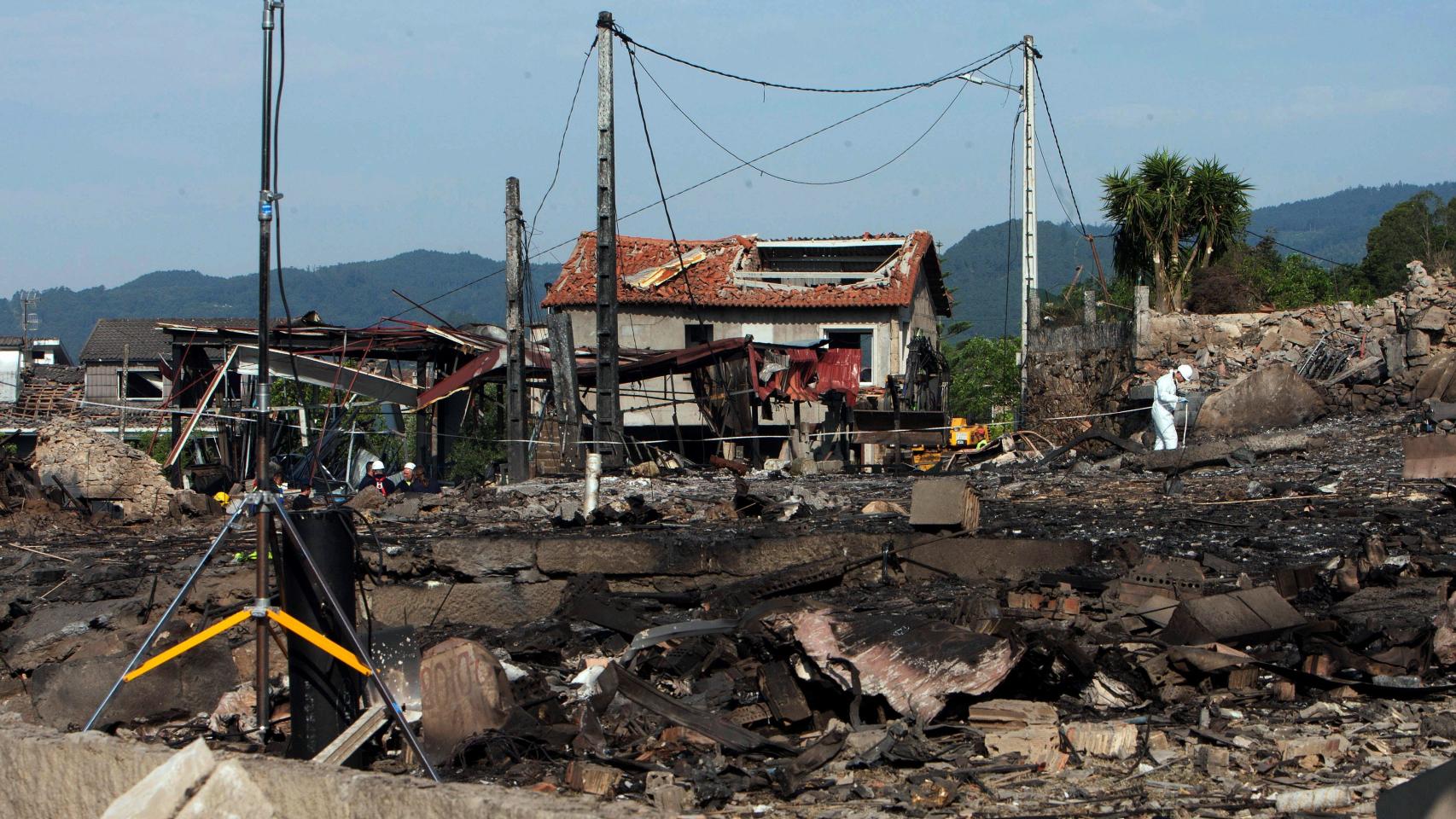 Equipos de desactivación de explosivos y desescombro siguen trabajando en una parroquia de Tui