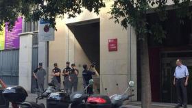 Varios agentes de la Policía Nacional a las puertas de un edificio de la Diputación de Barcelona durante la investigación.