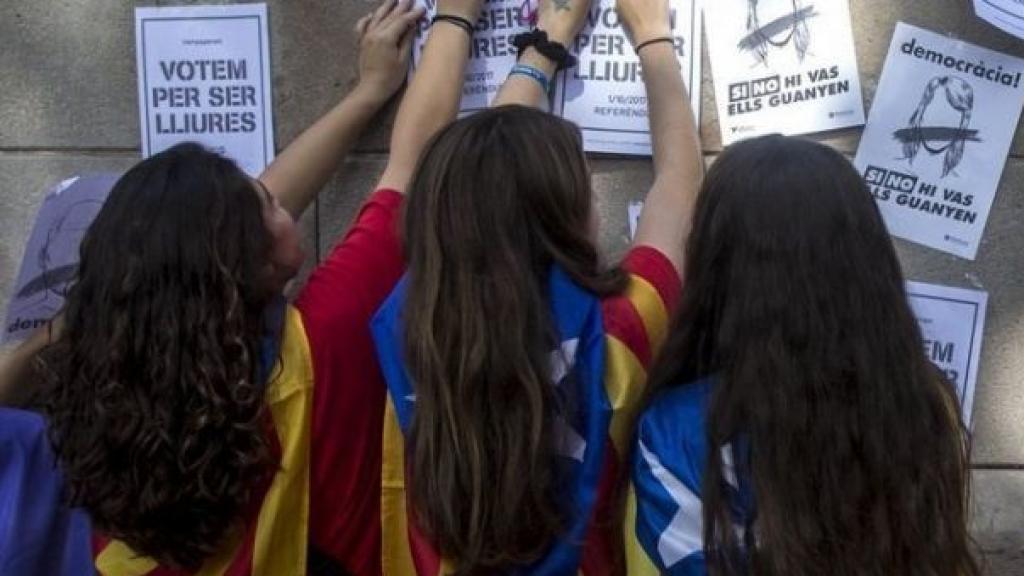 Unas adolescentes con esteladas al cuello en una foto de archivo