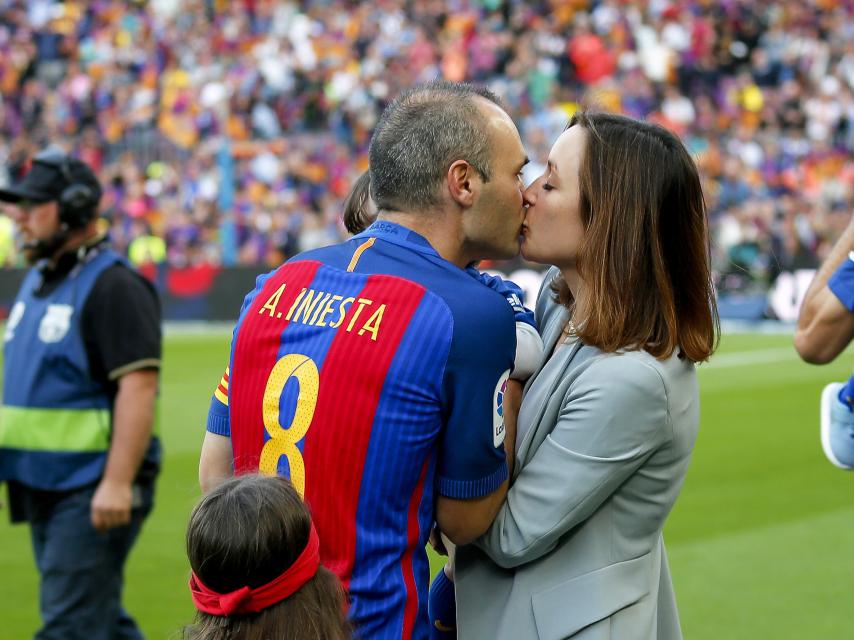 Iniesta junto a su mujer Anna. Gtres.