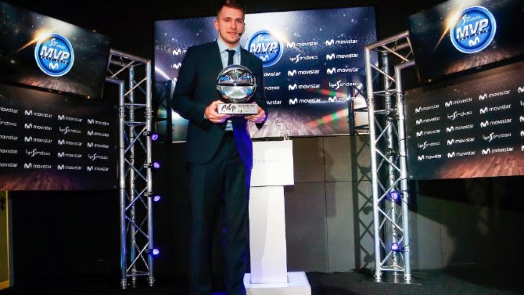 Luka Doncic con el MVP de la ACB