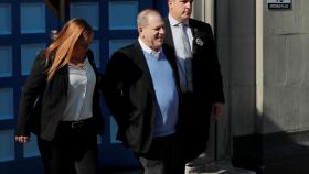 Harvey Weinstein, esposado en una comisaría de Nueva York.