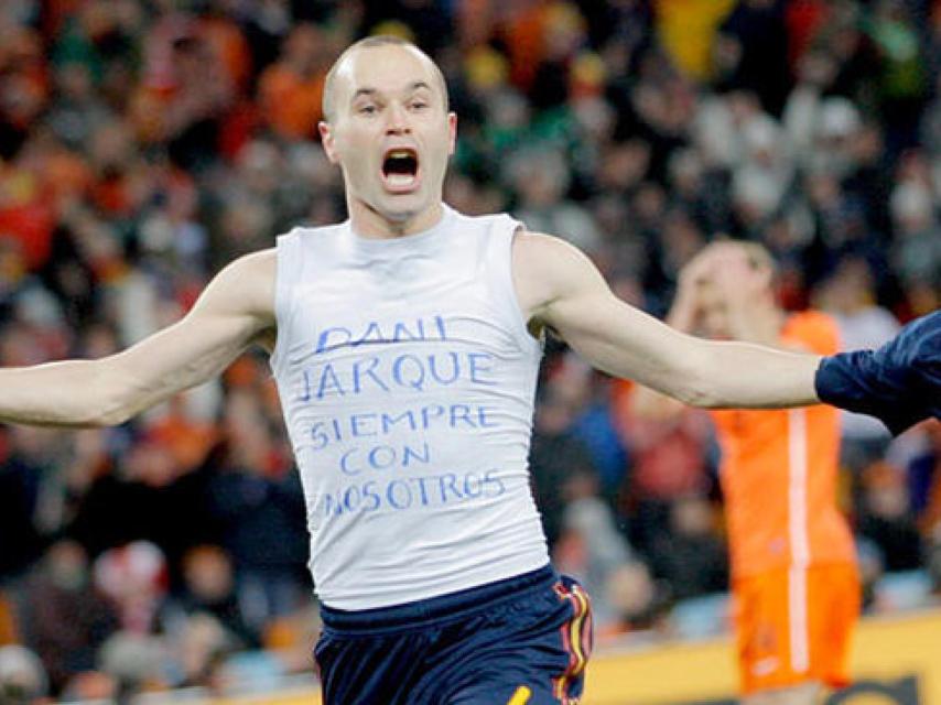 Iniesta en la celebración del gol del Mundial dedicado a Daniel Jarque.