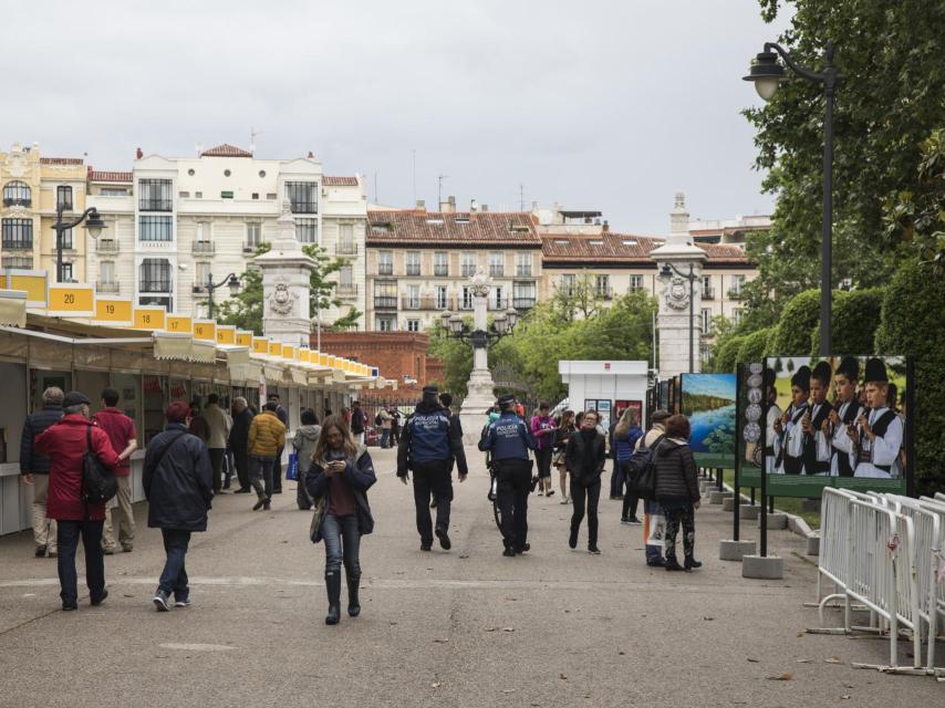 La Feria del Libro ha comenzado pasada por agua.