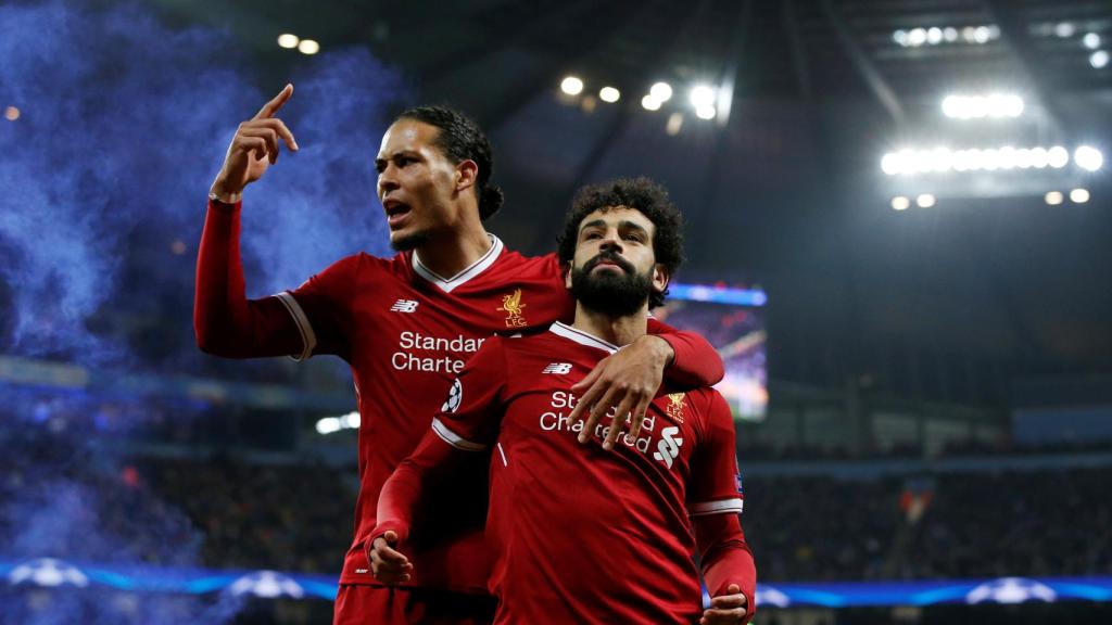 Van Dijk celebra un gol junto a Salah.