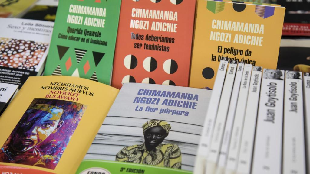 Chimamanda Ngozi Adichie, la autora más vendida en la librería Casa Árabe.